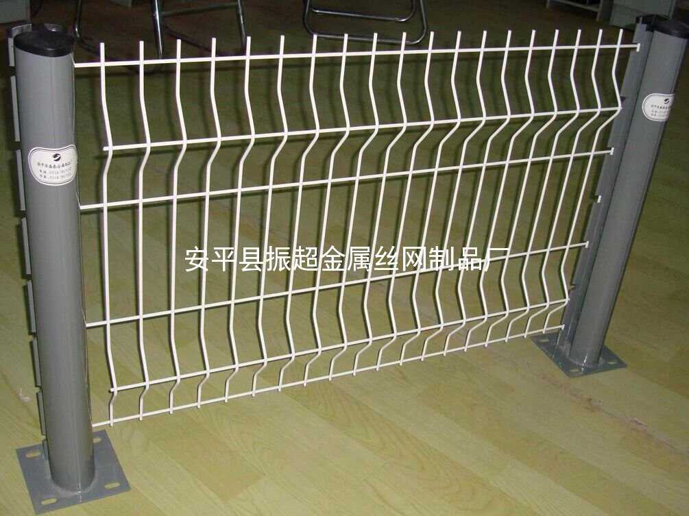 三角折弯防护网 护栏网 隔离网-m.czhyzscl.cn
